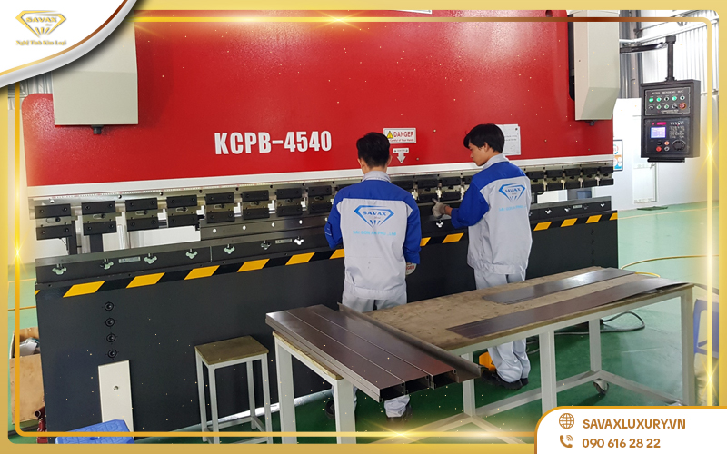 Sản xuất tủ trưng bày và chuẩn bị vật tư