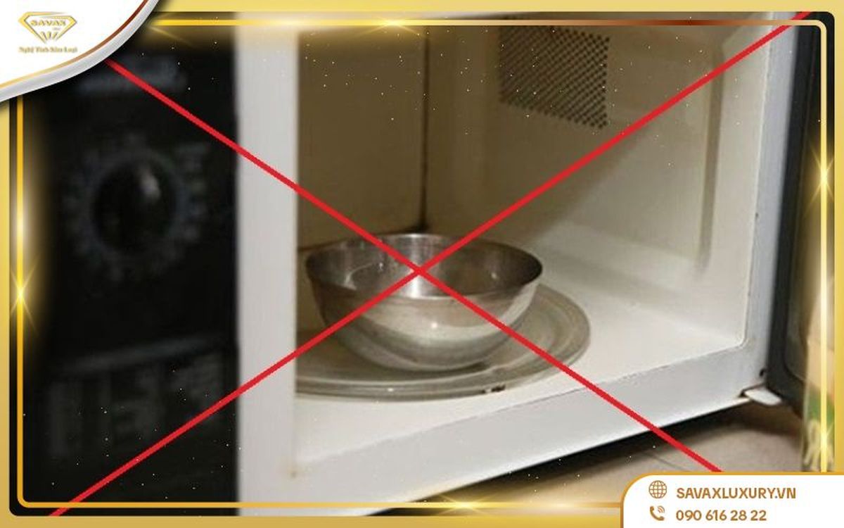 đồ inox bỏ lò vi sóng được không