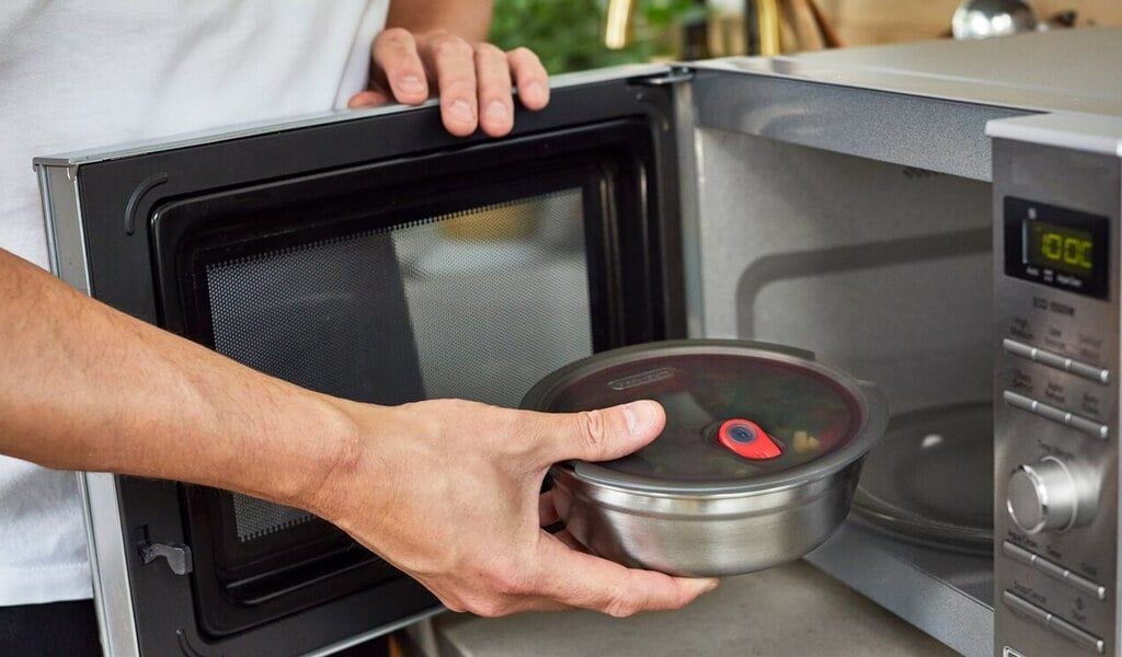 Inox bỏ lò vi sóng được không? Giải đáp và lưu ý