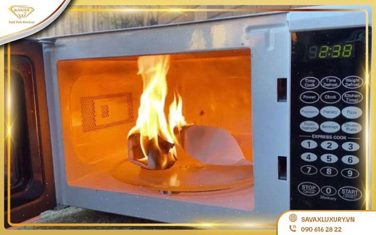 Muỗng inox bỏ lò vi sóng được không