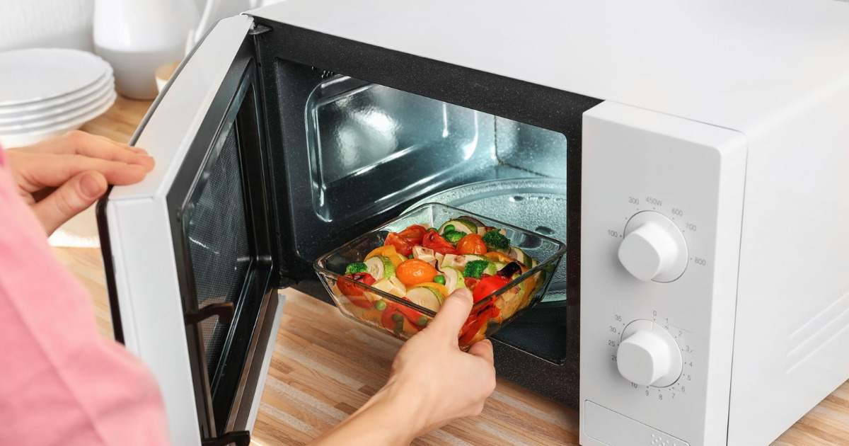 tô inox bỏ lò vi sóng được không