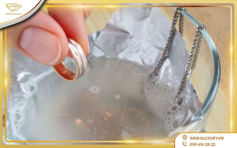 Làm sạch bằng nước ấm và xà phòng dịu nhẹ
