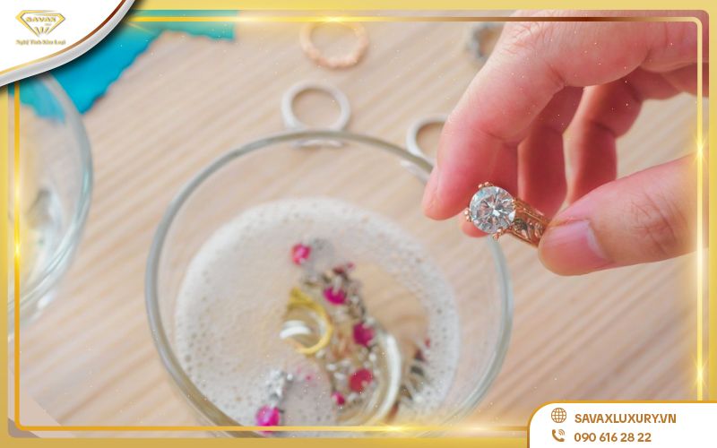 Sử dụng dung dịch chuyên dụng cho trang sức