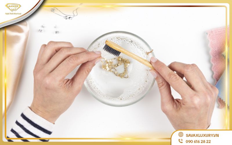 Lưu ý khi vệ sinh vàng tây