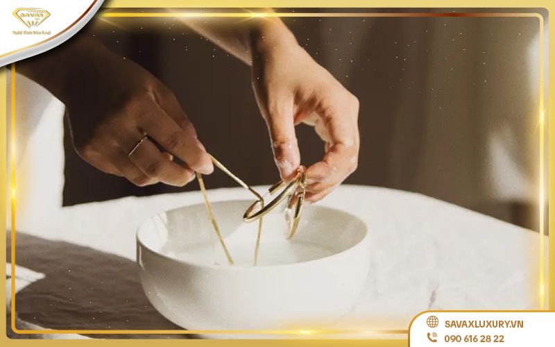 Làm sạch vàng Ý bằng nước rửa chén pha loãng