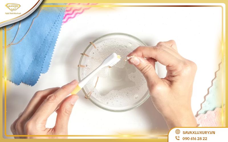 Làm sáng vàng Ý bằng kem đánh răng
