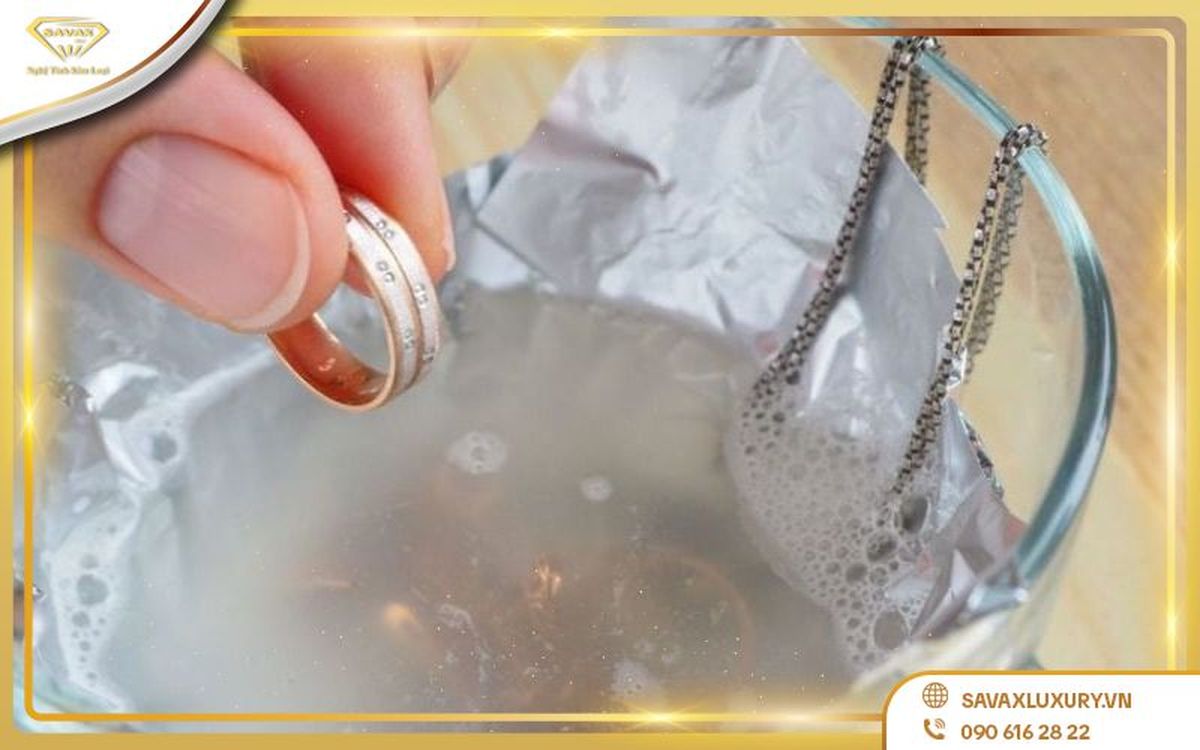Vệ sinh vàng 18K