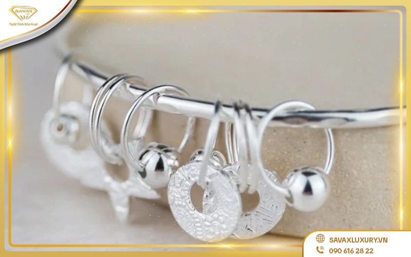 Ngửi mùi kim loại