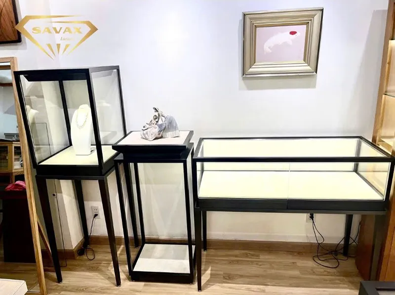 Mẫu tủ trưng bày đứng màu đen