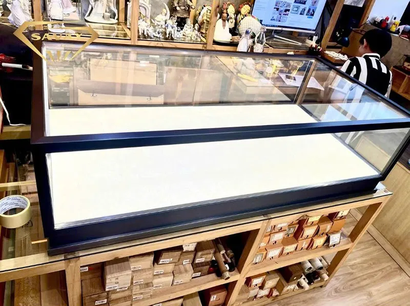 Tủ trưng bày ngang màu đen