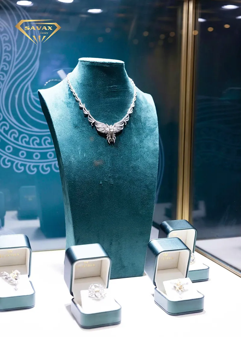 Tủ trưng bày kim cương của Savax Luxury kết hợp với trang sức, kim cương của JemmiaDiamond
