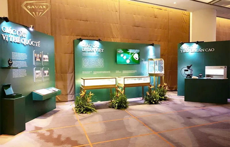 Tủ trưng bày kim cương của Savax Luxury kết hợp với trang sức, kim cương của JemmiaDiamond
