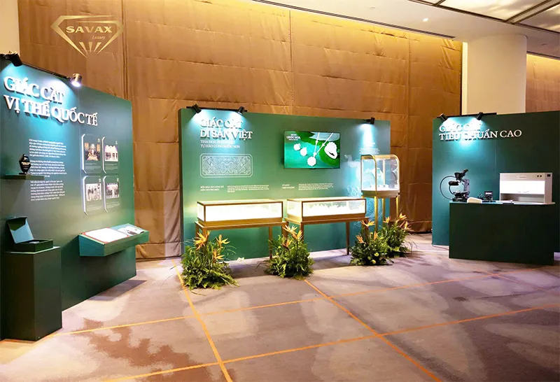 Tủ trưng bày kim cương của Savax Luxury kết hợp với trang sức, kim cương của JemmiaDiamond