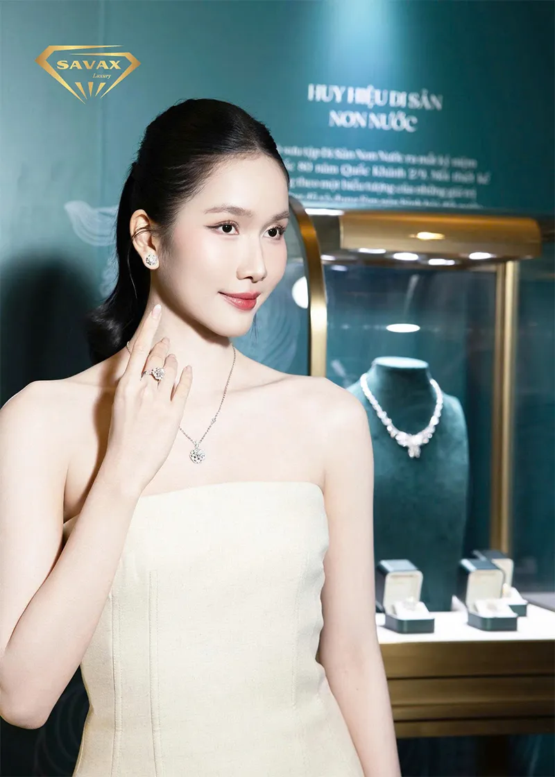 Tủ trưng bày kim cương của Savax Luxury kết hợp với trang sức, kim cương của JemmiaDiamond