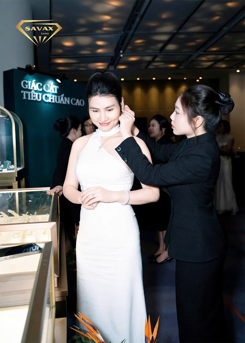 Tủ trưng bày kim cương của Savax Luxury kết hợp với trang sức, kim cương của JemmiaDiamond