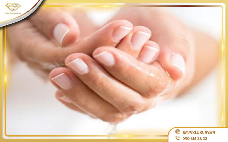 Hạn chế tiếp xúc với mồ hôi và mỹ phẩm