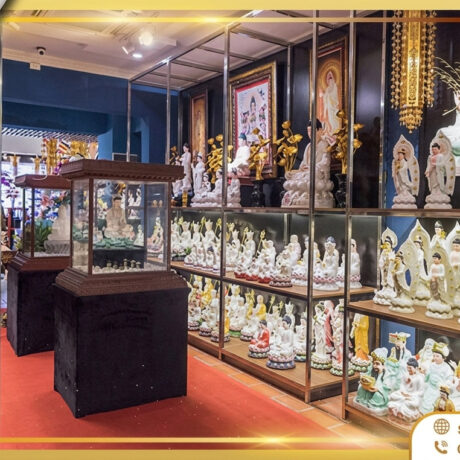 Tủ kính trưng bày tượng Phật