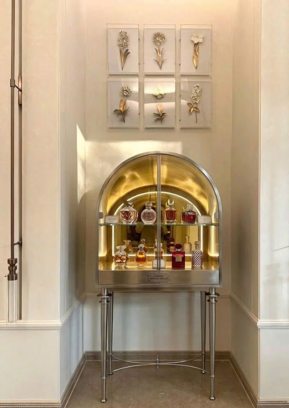 Tủ trưng bày nước hoa mini