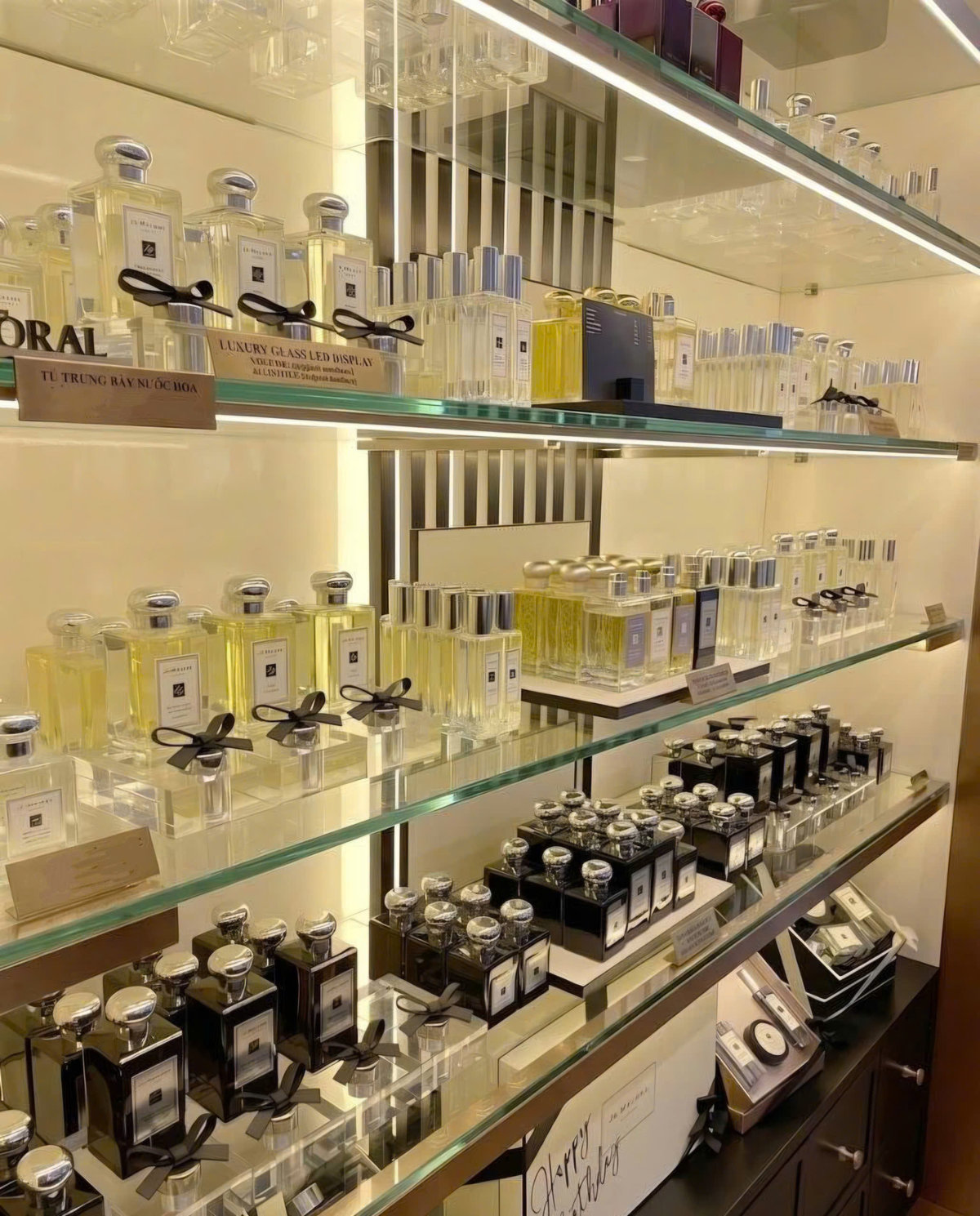 Tủ trưng bày nước hoa sang trọng