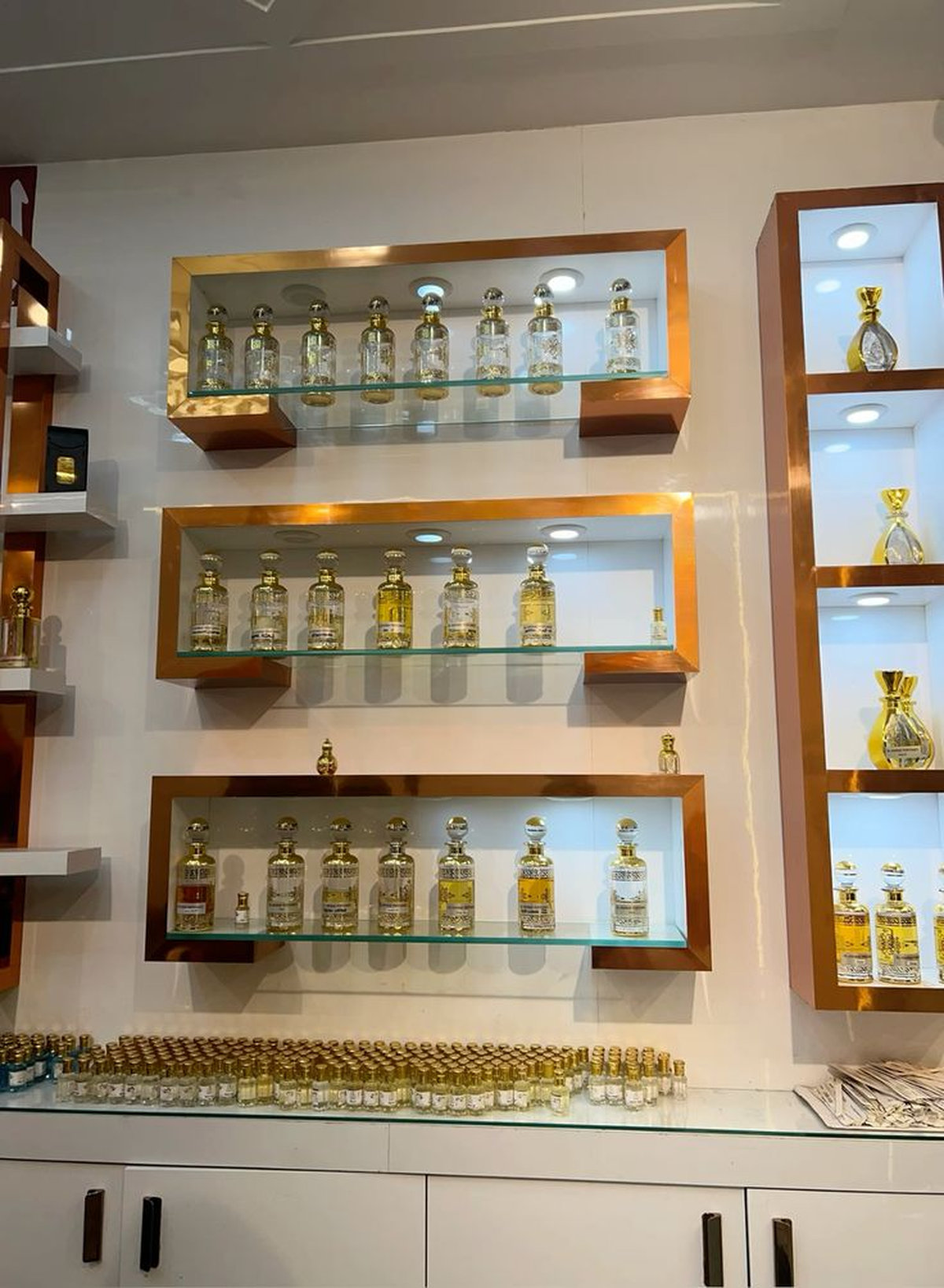 Tủ trưng bày nước hoa treo tường