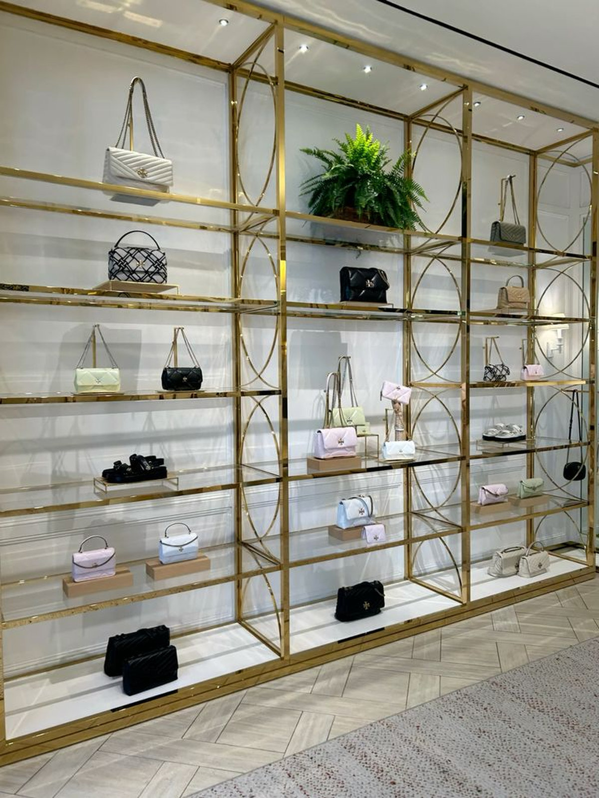 Địa chỉ thi công tủ trưng bày túi xách uy tín