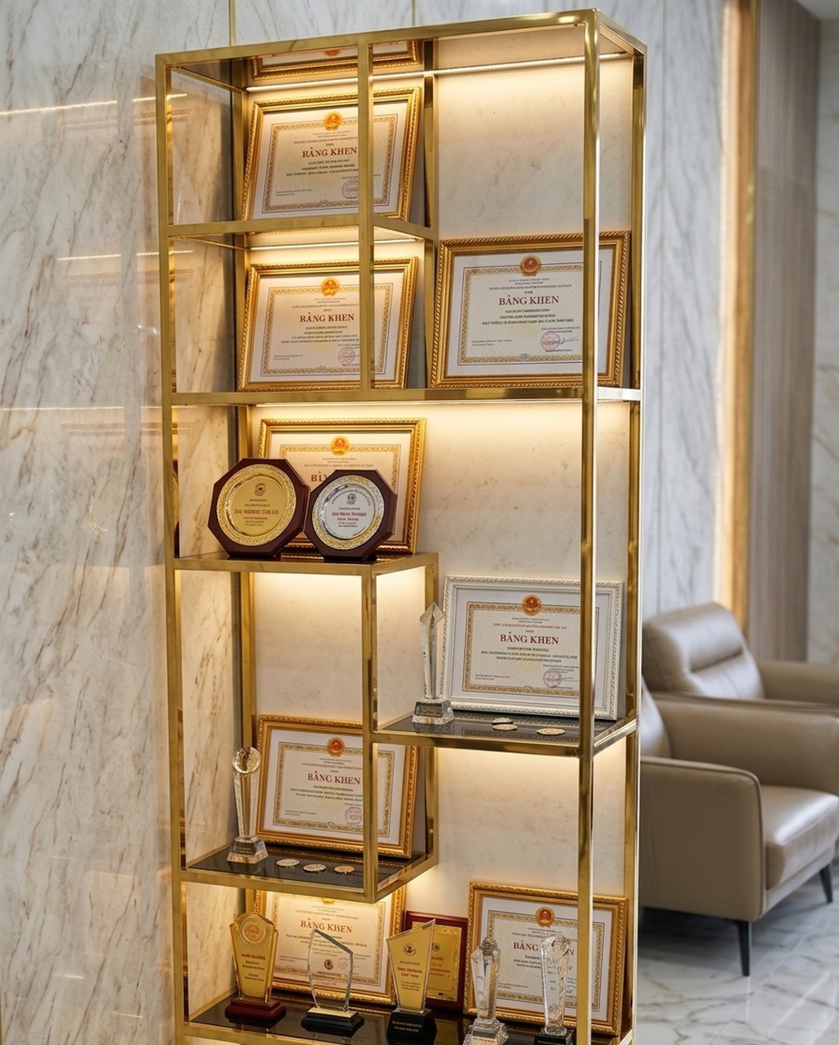 Tủ trưng bày bằng khen uy tín