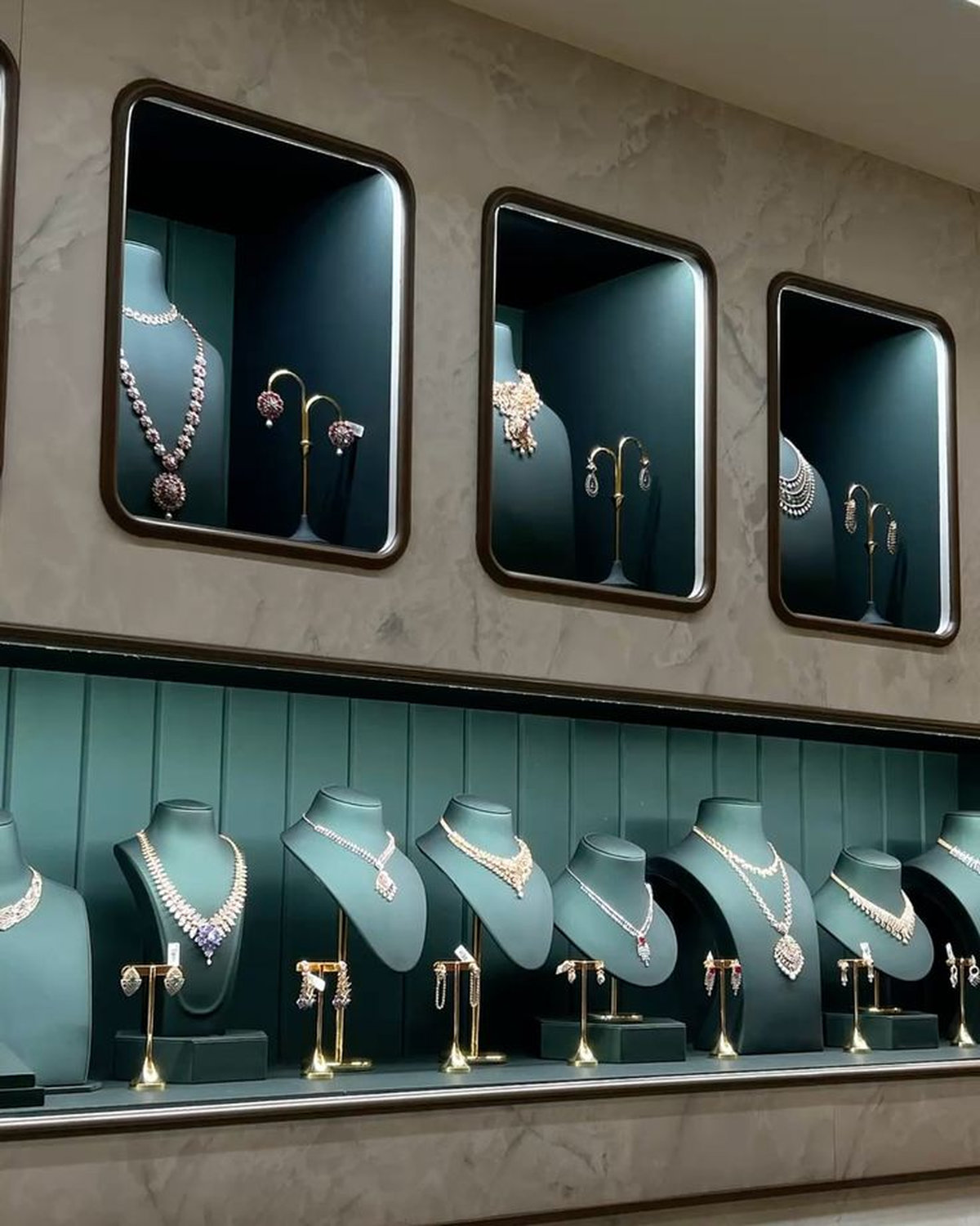 Tủ trưng bày kim cương âm tường