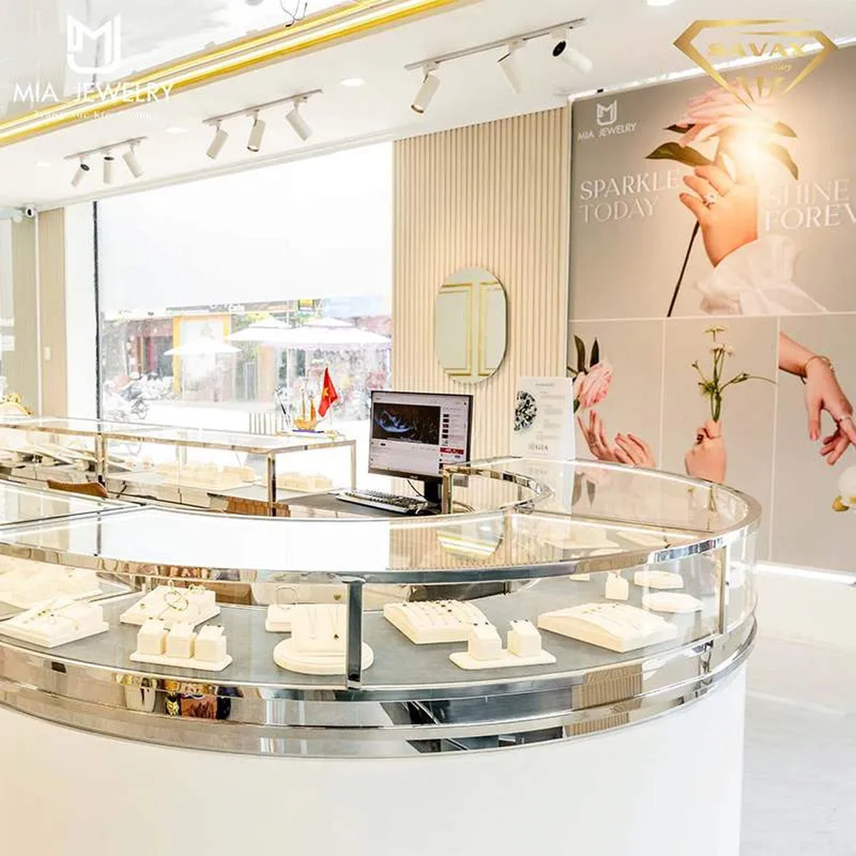 Tủ trưng bày kim cương kính cường lực