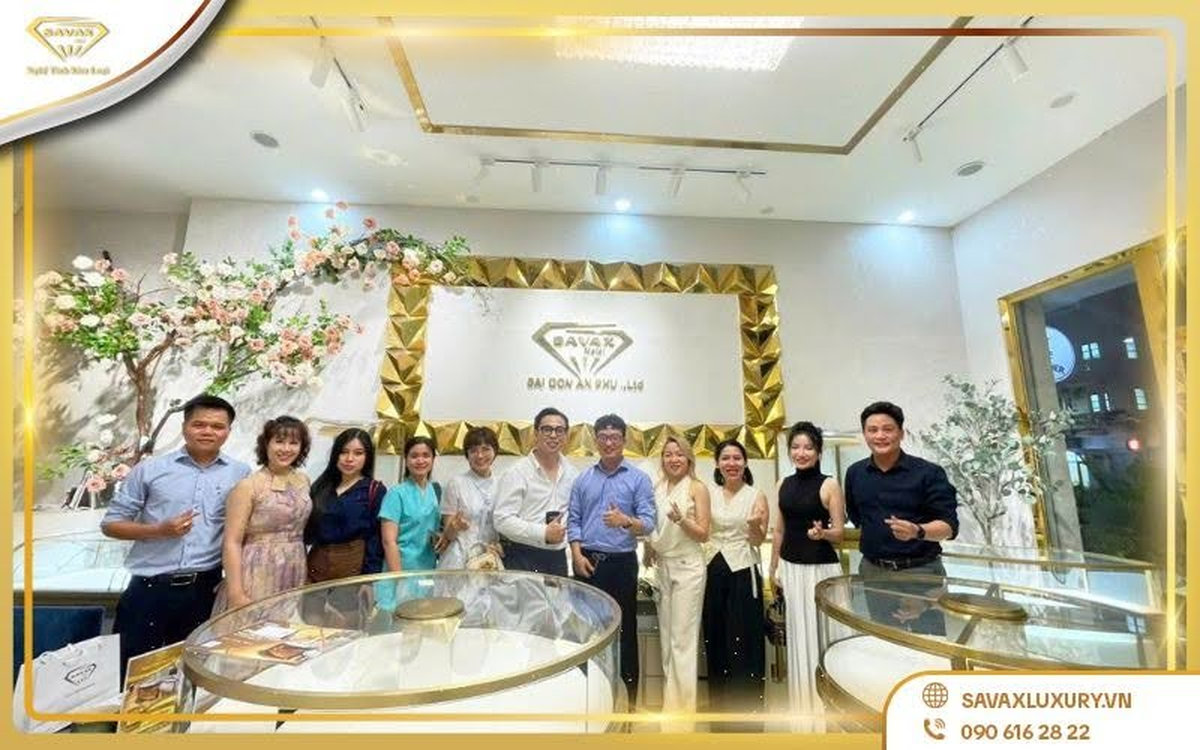 Đội ngũ gia công tủ kính đèn led