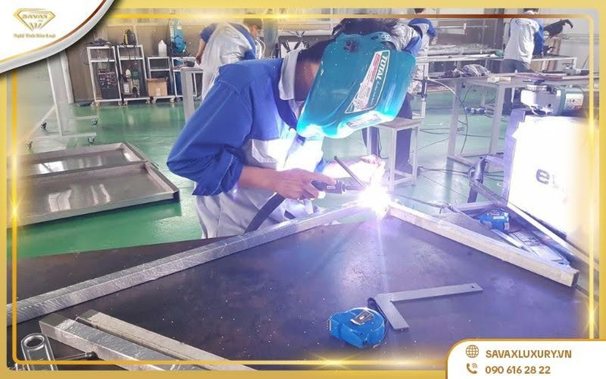 Gia công tủ kính đèn LED